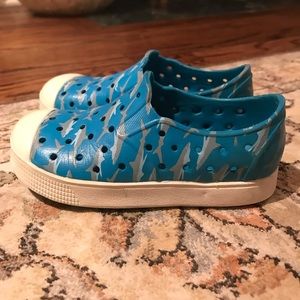 OLD NAVY TODDLER BOYS SIZE 8 SLIDE ONS